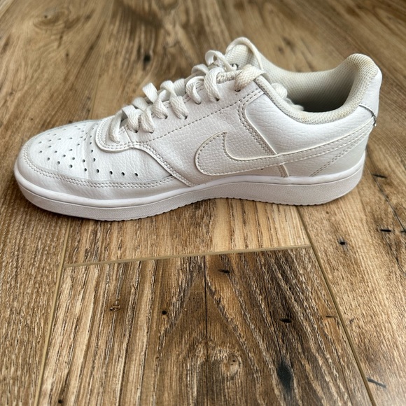 Nike Women’s Court Vision Low White Sneakers Sleek Design - Picture 7 of 8